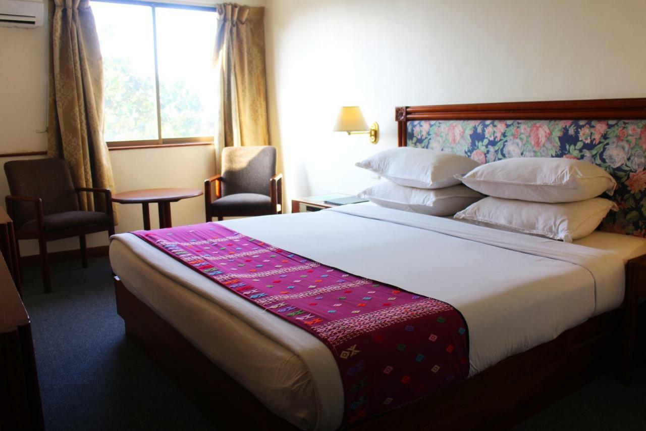 Alfa Hotel Янгон Екстериор снимка