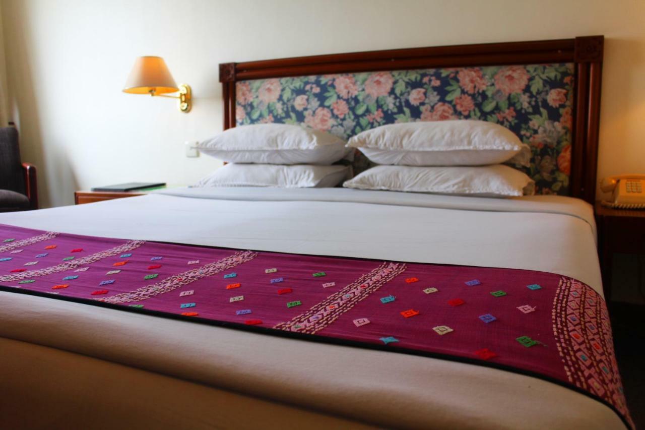 Alfa Hotel Янгон Екстериор снимка
