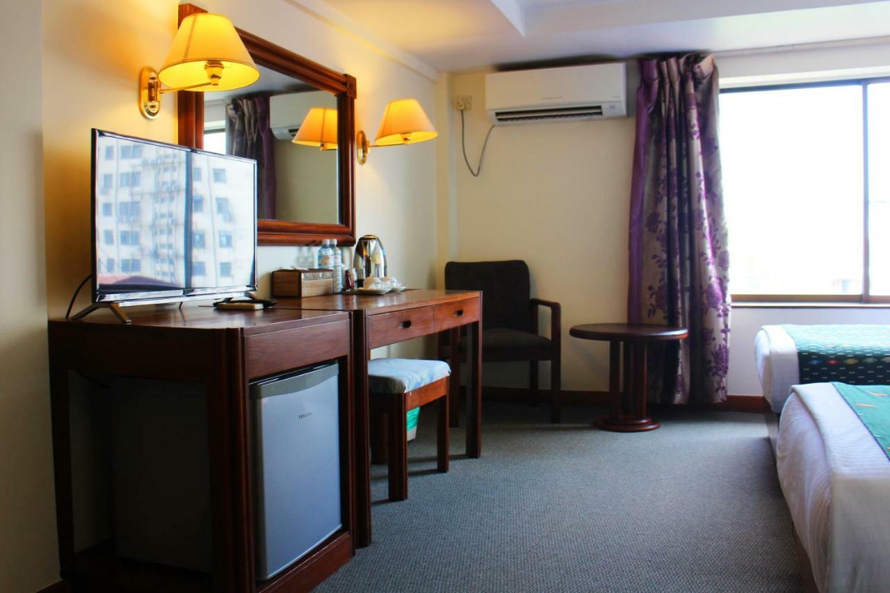 Alfa Hotel Янгон Екстериор снимка